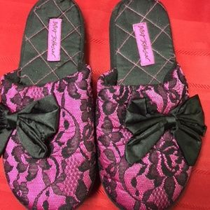 Betsey Johnson Slippers Size 7-8 Pink and Black